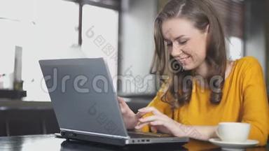 微笑的女人在咖啡馆的笔记本电脑上聊天，用<strong>交友</strong>网站结识朋友